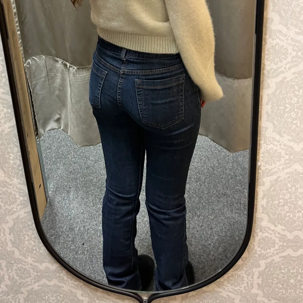 Lågmidjade jeans bootcut med diamanter på knapparna🤩🤩 Storlek xs/s men väldigt stretchiga!  köpta secondhand!  Skriv privat för mer bilder/ videos☺️☺️. Jeans & Byxor.