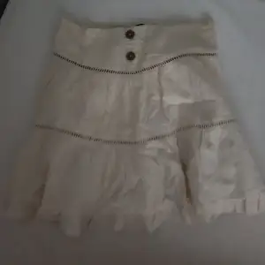 Superfin kjol från zara som inte kommer till användning❤️ Nästan aldrig använd så därför nyskick❤️