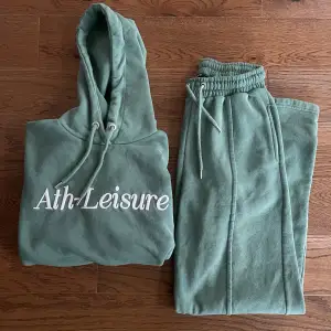 Grönt set från Boohoo - Hoodie & Byxor 💚 Använt ca 2 gånger, i jättebra skick.