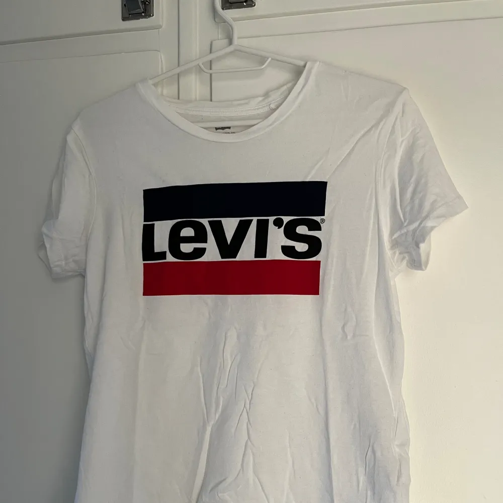 Oanvänd Levis t-shirt i bra skick. Hör av dig om du har några frågor💗. T-shirts.