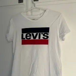 Oanvänd Levis t-shirt i bra skick. Hör av dig om du har några frågor💗