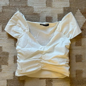 Vit topp Zara  - Säljer denna söta vita topp från Zara i storlek S. Skulle dock säga att den sitter som en XXS-S! Aldrig använd. 
