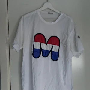 Moncler T-shirt - Säljer min Moncler T-shirt för använder den inte och för stor storlek på den o passar mig inte, en skada på tröjan som kan fixas och sjävklart är den äkta 