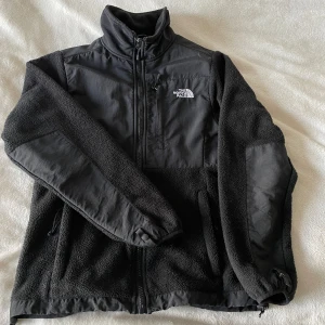 The North face fleece  - En jättefin the north face fleece. Säljer pga att den inte används längre. Jättebra skick inget hål eller så. Köparen står för frakt och pris kan diskuteras❣️