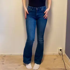 Super snygga bootcut jeans i stretchiga material. De är knappt använda och jag säljer dem då de inte kommer till användning längre. Hör gärna av dig vid funderingar eller önskemål om fler bilder❣️😊