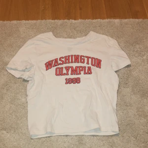 Vit baby tee med tryck  - Fin vit tröja med rött tryck på❤️Säljer för inte är mina still och är i bra skick 👌20kr+frakt 