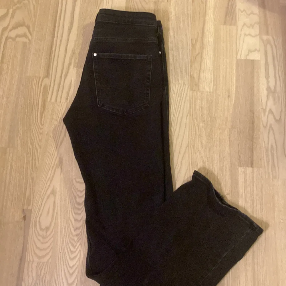 Svarta bootcut jeans (mid rise) super skick och super sköna💕 priset går att diskutera. Svarar på alla frågor ni har❤️. Jeans & Byxor.