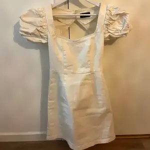 Superfin vit klänning, perfekt till studenten från ASOS (slut på hemsidan! Köpt second hand men endast testad av mig och säljaren! Nypris 599kr, säljer för 499kr😁
