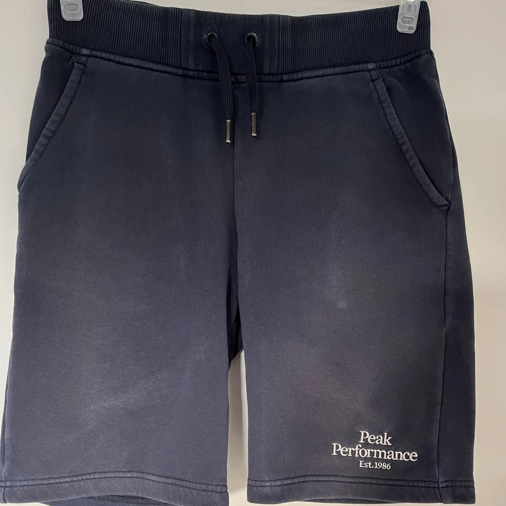  Peak performance mörkblåa shorts, skick 7/10, använda några gånger men ingen fel på dem alls, storlek 170. Skov för mer info, bilder . Shorts.