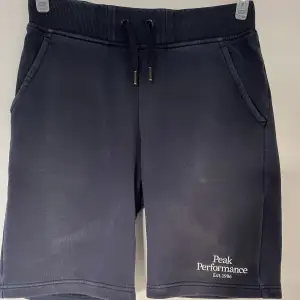  Peak performance mörkblåa shorts, skick 7/10, använda några gånger men ingen fel på dem alls, storlek 170. Skov för mer info, bilder 