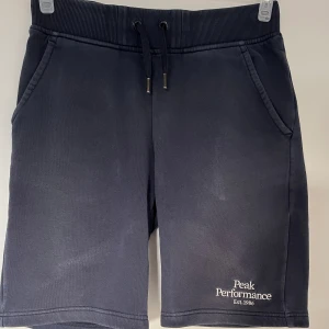 Peak performance Shorts -  Peak performance mörkblåa shorts, skick 7/10, använda några gånger men ingen fel på dem alls, storlek 170. Skov för mer info, bilder 