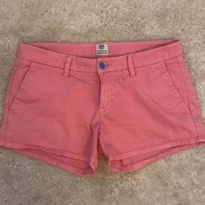 supersnygga rosa lågmidjade shorts som TYVÄRR är för små för mig, storlek 42 men skulle säga att de är små i storleken o passar mer 34-36💕 midjemått: 