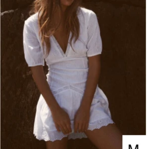 Vit klänning-zara - ( första bilder lånad) Vit klänning från zara-använd, men inga brister på plagget. 