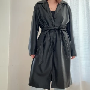 Kappa faux leather - Kappa i fakeläder från Bershka. Storlek L men liten i storleken så passar mer en S/M. Slutar vid knäet på mig som är 172cm. Toppen skick!