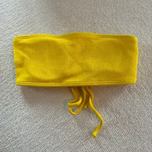 En gul bandeau bikini överdel från Zaful 🫶🏼! Super fin sommarfärg! ✌🏼 Knyten i bak💅🏻 Är storlek 38 men skulle säga att den är en storlek 34/36.