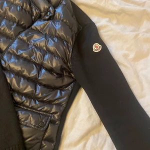 Moncker jacka - Ett litet hål under armen i armålan man er inte eller  jätte litet drf kan pris diskuteras vid snabb affär annars toppen skick 