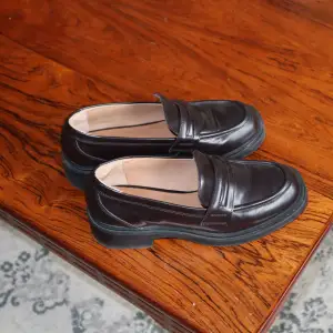 NEWD-Tamaris loafers i färgen mocca, storlek 36. Säljer pga för små. Använda 2 gånger.