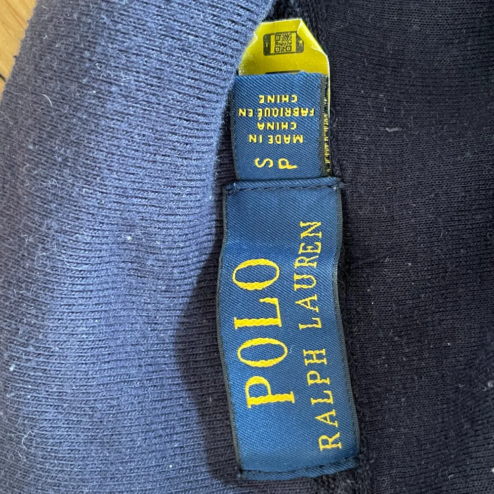 Säljer denna feta polo Ralph lauren half zip som köpte för några månader sen fast inte riktigt använt den så mycket. Skicket är som ny och ny pris var 1599kr.. Hoodies.