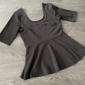 Blus med peplum - Superfin peplum-blus från Gina Tricot, jättefint skick, enda anmärkningen är en liten maska bak på volangen. Syns knappt!