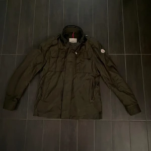 Moncler Jonathan Giubbotto Fieldjacka - Nypris: 12 000 kr  Mycket fint skick! Endast använd i ca 1 månad  Storlek: 1 (S/M)