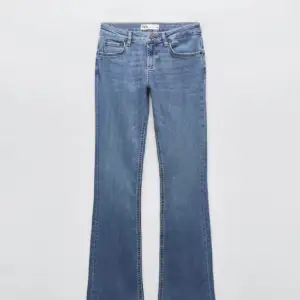 Säljer dessa super snygga jeans från zara! De är Lågmidjade och super snygga!! Säljer de billigt då jag bara vill bli av med de! 