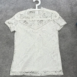 Spets tröja - Söt spets tröja från vila i jättebra skick🩷 Kom privat för mer bilder. Det är storlek S men passar även mig som har XS