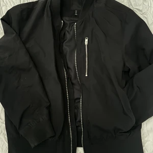 Bombarjacka  - Snygg lite tunnare Bombarjacka, strl m