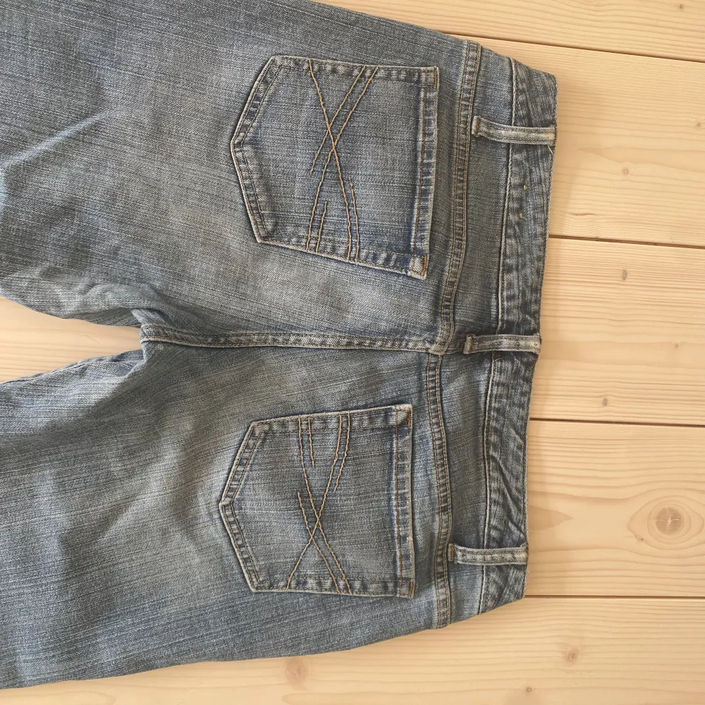 Super fina Lågmidjade utsvängda jeans i mycket bra skick utan att de är lite slitna nere vid fötterna men inget som märks vid användning☺️ midjemåttet och innerbenet på bilderna . Jeans & Byxor.