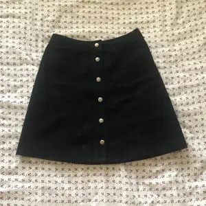 Svart kjol från H&M.  Storlek 34, passar som XS .Kontakta mig om du är intresserad eller har frågor💜