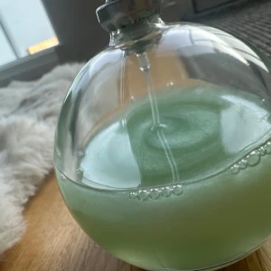 The body shop - Häftig skimrande parfym från the body shop i doften spiced Apple. Doftar som godisäpple🍭cirka 50 ml kvar