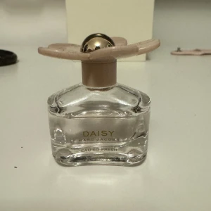 4ml miniparfym Marc Jacobs - Miniparfym från marc jacobs som inte används som ni ser, pris kan diskuteras vid snabb affär