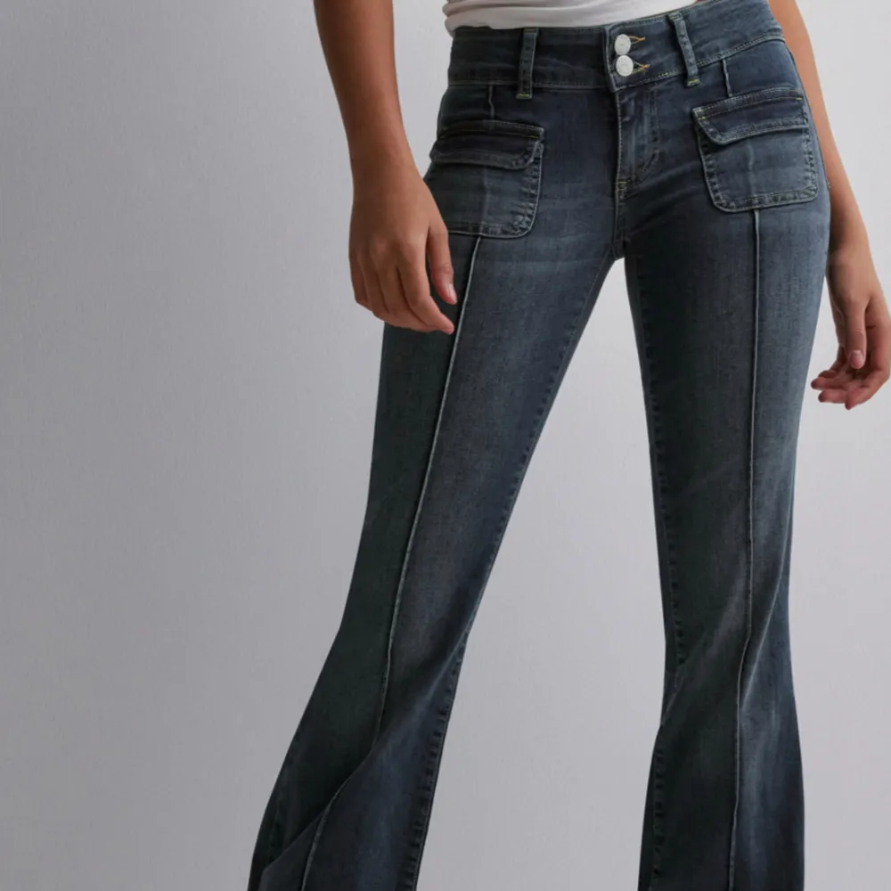 Bara skriva för fler bilder om du vill☺️ Low waist jeans. Säljer då dom va lite för små för mig.. Jeans & Byxor.