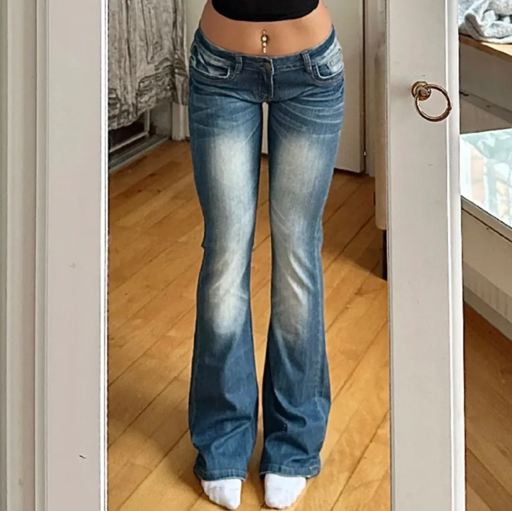 Säljer vidare dessa jättesnygga Itano jeansen som tyvärr inte passar mig! 🫶🏼 Första 2 bilder lånade från @Julia Storfeldt som jag köpte av💕 Midja: 40, Innebenslängd: 83🩷. Jeans & Byxor.