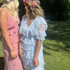 By Malina klänning  - En super fin ljus blå by malina klänning, prislappen kvar endast testad! Säljer då den inte passade på mig! Storlek M men skulle säga mer åt S 🩵 perfekt om man ska fira någon som tar studenten eller på midsommar 😍🥰