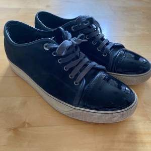 Tjena! Säljer nu dessa navy blue lanvin skor med shiny captoe. Skorna är storleken UK8 vilket motsvarar ungefär storlek 43. Skorna har några defekter på captoen och lagad innersula men utöver det är skorn i bra skick. Skriv vid minsta frågor🙌