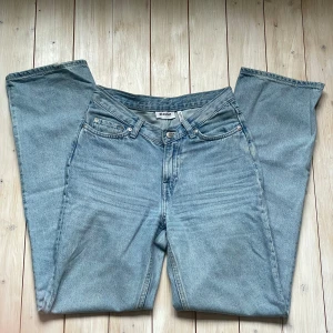 Weekday jeans - Ett par ljusblåa jeans med en ”V-formad” midja där fram. Säljer då de tyvärr inte passar mig och är köpta här på Plick. Skriv för frågor! Mått:  25 cm rakt över midjan 103 cm i längd