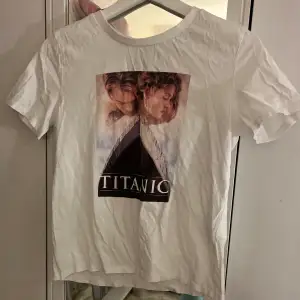 Vit t-shirt med tryck från filmen Titanic från H&M i strl XS!💓