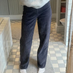 Jeans i manchester - Jättefina högmidjade manchesterbyxor i mörkblå/lila som är köpta från Motel Rocks. Storlek är XS men är långa i modellen. Skriv om du har frågor!  Mått:  Midjan rakt över är 36 cm Längden är 109 cm