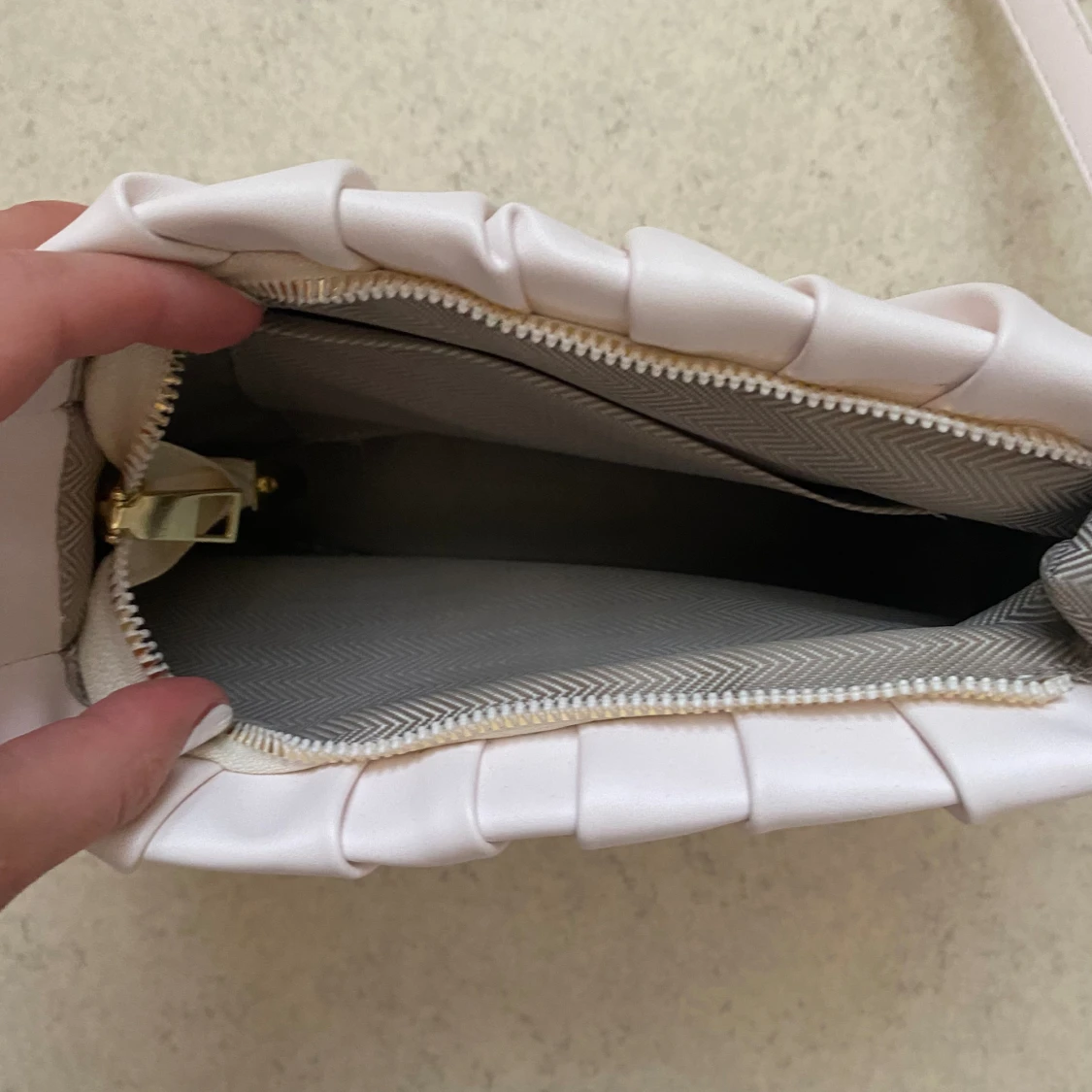 Vit scrunch axelremsväska - 90