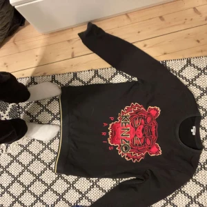 Kenzo tröja - Tjena! Säljer denna kenzo tröja då den har blivit förliten. Kom gärna med bud!