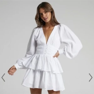 Student klänning  - Säljer min student klänning!! Använd en gång. Inga defekter. Drömmig!! Storlek 36