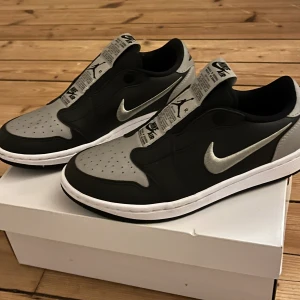 Nike air jordan slip on silver - SUPER snygga nike air jordan slips som tyvärr är för små för mig. Använda en gång🥰