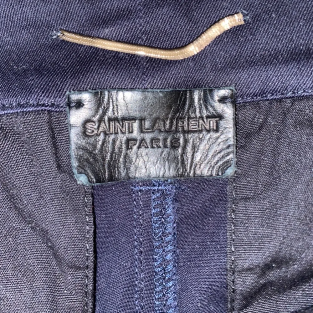 Stiliga Saint Laurent byxor i storlek 30/32. Använda typ 3 gånger. Vid fler frågor eller funderingar så skriv! 🦈. Jeans & Byxor.