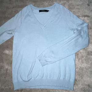 Ljusblå pullover från Vero Moda! Den går inte att köpa längre 🫶🏻Den är inte så bred som den ser ut på bilden, skriv för fler bilder