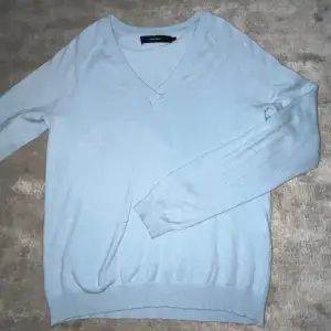 Ljusblå pullover från Vero Moda! Den går inte att köpa längre 🫶🏻Den är inte så bred som den ser ut på bilden, skriv för fler bilder