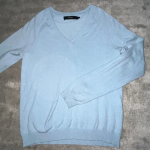 Ljusblå pullover 🩵 - Ljusblå pullover från Vero Moda! Den går inte att köpa längre 🫶🏻Den är inte så bred som den ser ut på bilden, skriv för fler bilder