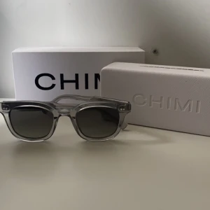 Chimi 02 dark grey - Säljer mina chimi dark gray i väldigt bra skick. Låda, box och duk ingår 