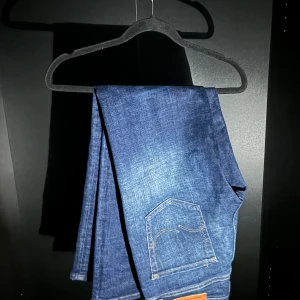 Jack and Jones jeans - Säljer dessa snygga Jack and Jones jeans | skick: 9/10 | ny pris ligger på 1100 vårt pris 349 | storlek: 28w 32l | om du har några funderingar eller frågor är de bara att fråga!
