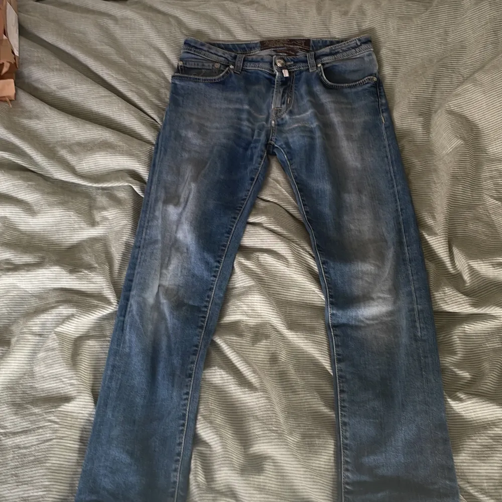 Ett par fräscha Jacob Cohen jeans! Storlek 31, modellen är 696. Skick skulle säga 8/10. Hör av er vid några funderingar!. Jeans & Byxor.