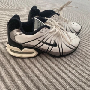 Nike air sneakers  - Storlek 35,5 Äkta!  Använd endast fåtal gånger, mycket fint skick! 